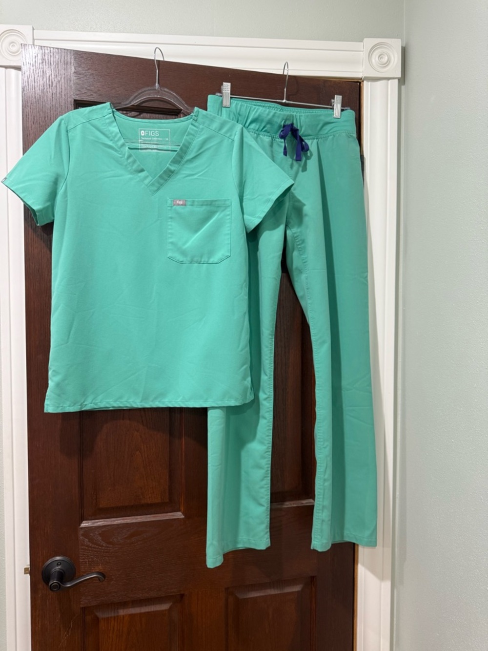 Figs Women's V-Neck Scrub Top in Mint Green